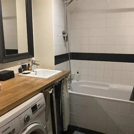 Spacious With Balcony In The 14e Apartmán
