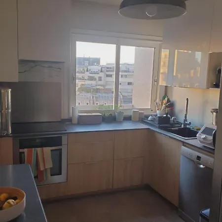 Spacious With Balcony In The 14e *